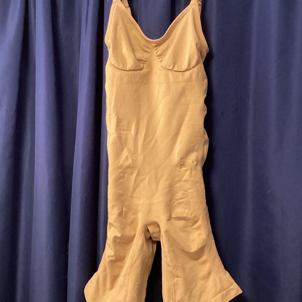 Body shaping suit